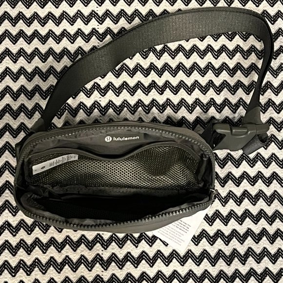 NWT Grey Sage lululemon Everywhere Belt Bag - Picture 7 of 10